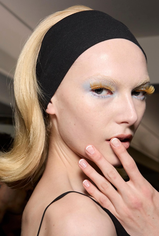 أسباب ظهور بقع بنية على الاظافر وطريقة علاجها