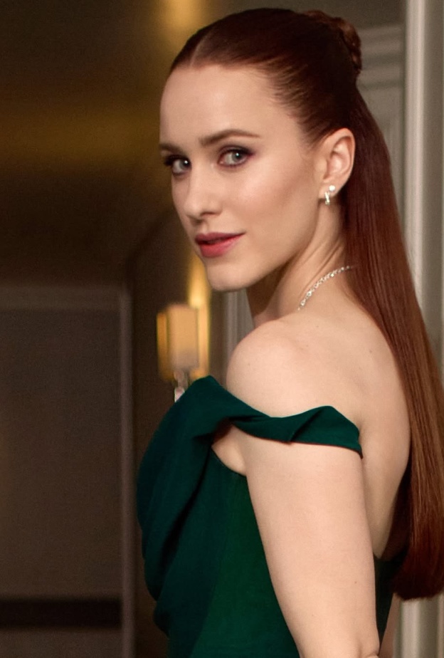صبغة شعر أحمر مدموج مع البني من وحي Rachel Brosnahan