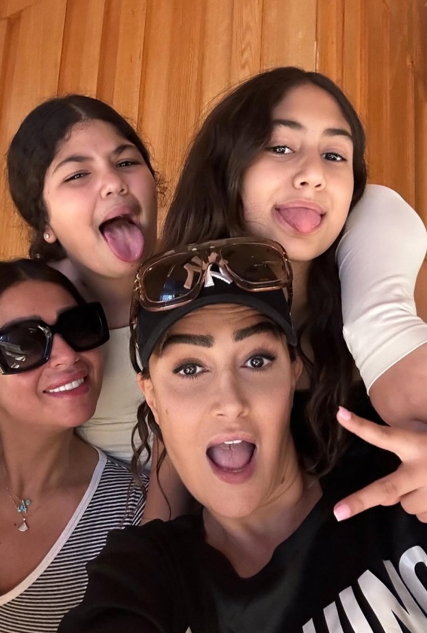 غادة عبد الرازق وابنتها وحفيدتيها