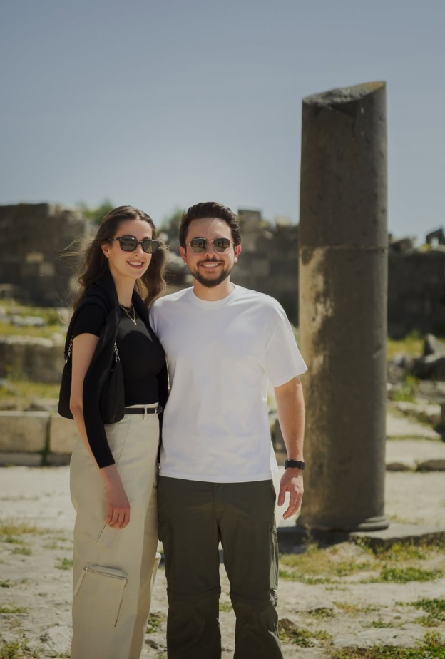 إطلالات كاجوال عصرية وأنيقة للأميرة رجوة وأحدثها بسروال كارجو ...بالصور