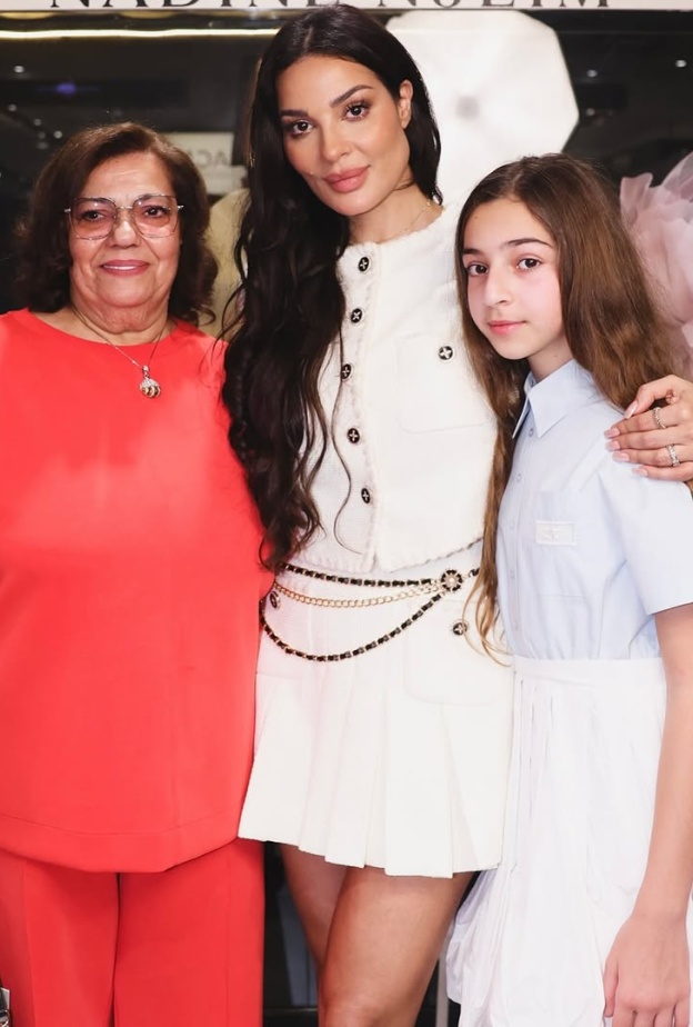 نادين نجيم وابنتها ووالدتها