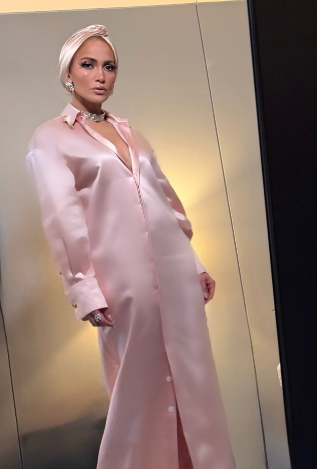 إطلالات جينيفر لوبيز بعيداً عن الجرأة المعتادة وأحدثها فستانها الوردي مع التوربان