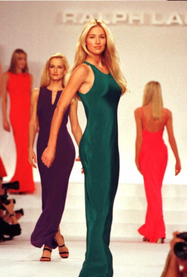 إطلالات بألوان متعددة من مجموعة Ralph Lauren لربيع وصيف 1996