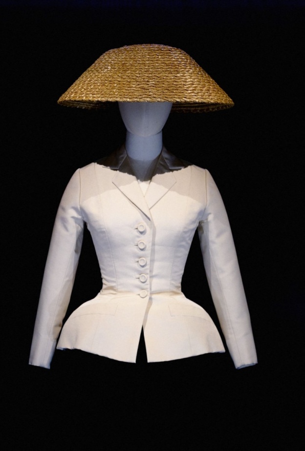 سترة "بار" من كريستيان ديور... أيقونة خالدة في تاريخ الموضة عمرها 78 عامًا