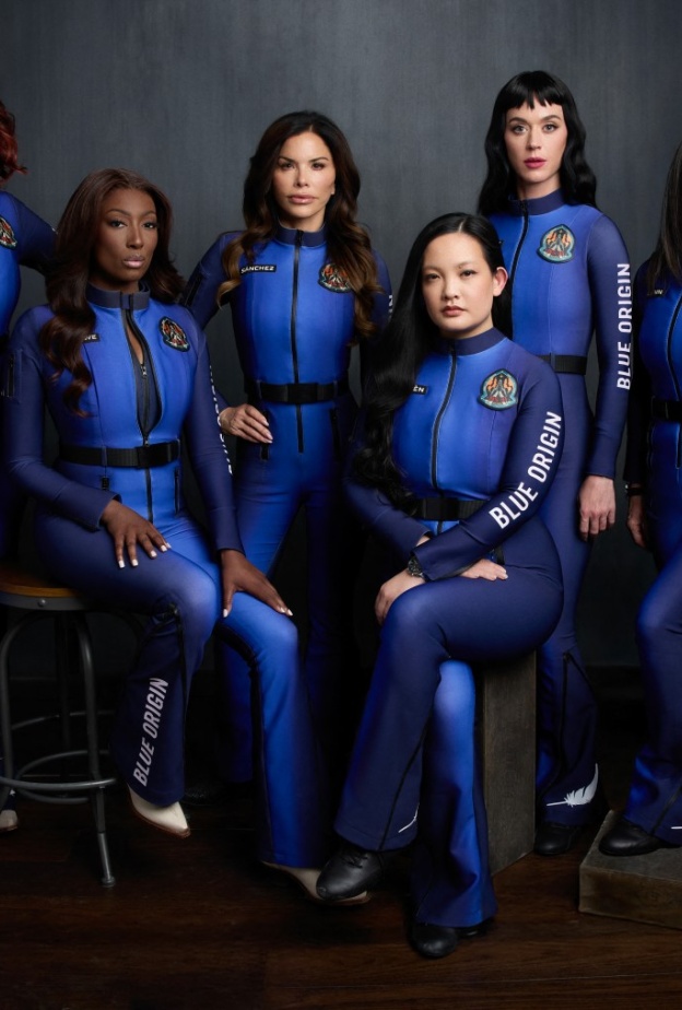صورة نشرت في 14 أبريل 2025 على حساب X الخاص بـBlue Origin في الصورة رائدة الأعمال الأمريكية لورين سانشيز، وعالمة ناسا السابقة أماندا نجوين، المغنية كاتي بيري، المذيعة التلفزيونية جايل كينج، عالمة ناسا السابقة عائشة بوي، والمنتجة السينمائية كيريان فلين