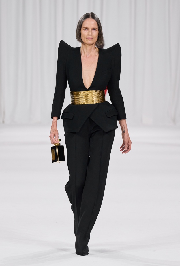 كلما تقدمتِ في العمر ازددت أناقةً.. وموضة ربيع 2025 خير دليل على ذلك