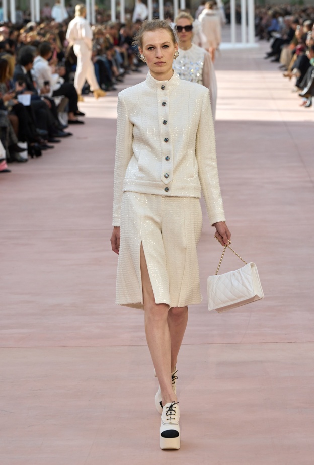 موضة الشورت مع البلايزر أناقة عصرية متألقة وإتجاهات جديدة في الربيع 