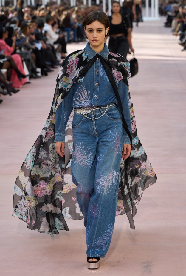 موضة الجينز المتموج رفيقك الدائم لإطلالات شبابية