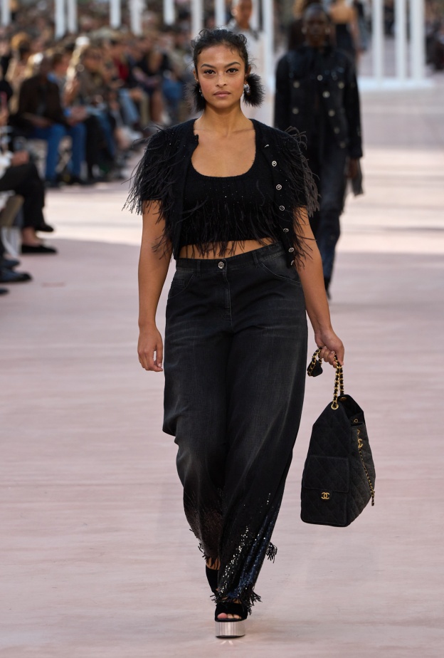إطلالة من CHANEL