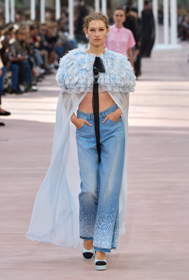 إطلالة من CHANEL