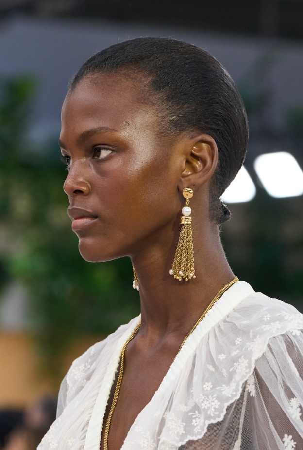 عودة قوية للأقراط الكبيرة في ربيع وصيف 2025