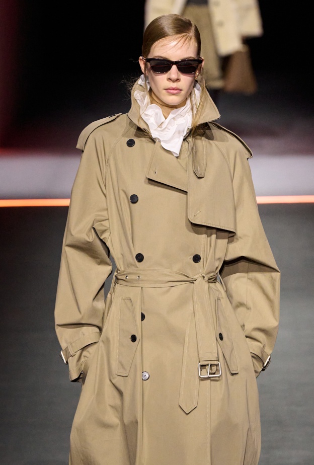 معطف "الترنش": قطعة خُلِقت للمعركة… وعاشت للأناقة