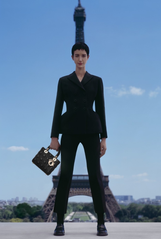 حقيبة "ليدي ديور" Lady Dior في رحلة حول العالم