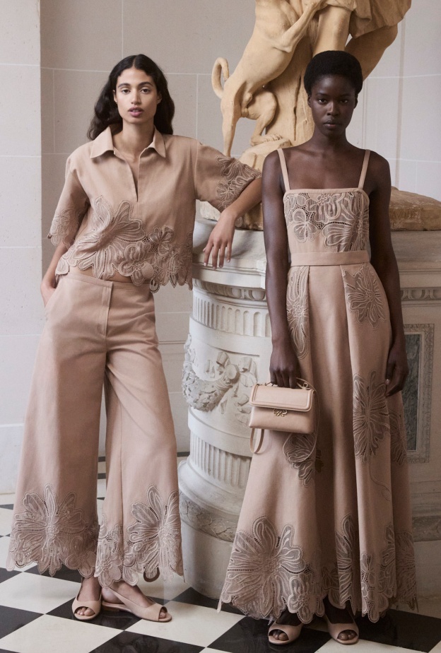 أكثري من ارتداء اللون البيج في اطلالاتك فهو اللون الأبرز في ربيع 2025