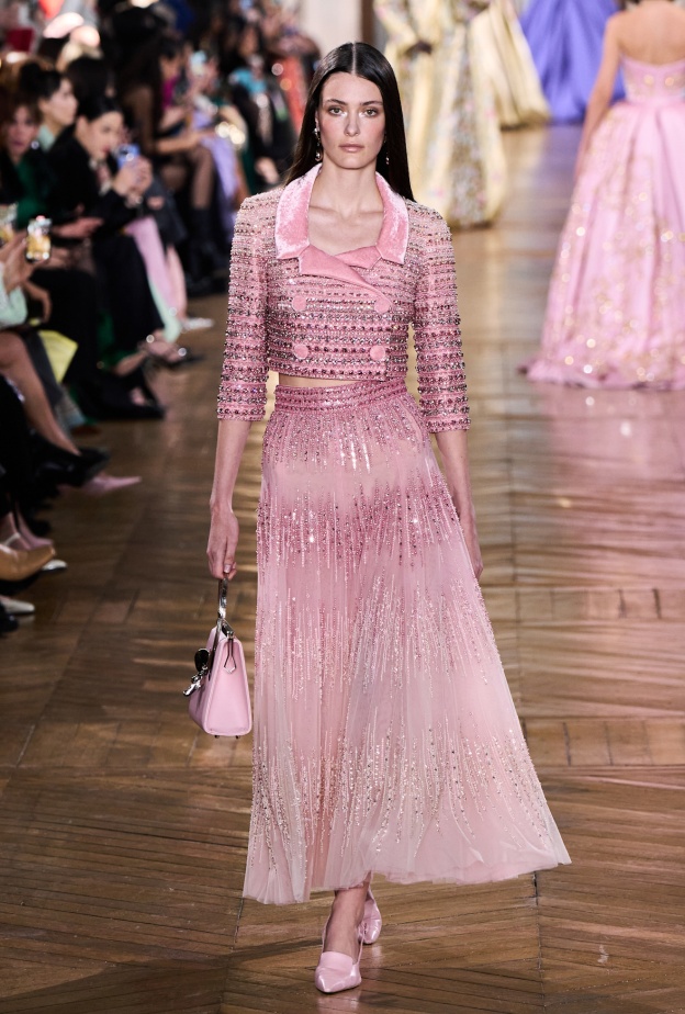 موضة التنانير الزهرية الفاتحة تتخطى التقاليد بقصاتها