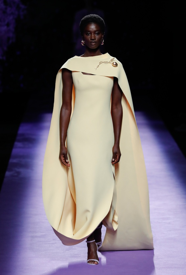 فستان كاب بتصميم ناعم من Isabel Sanchis 