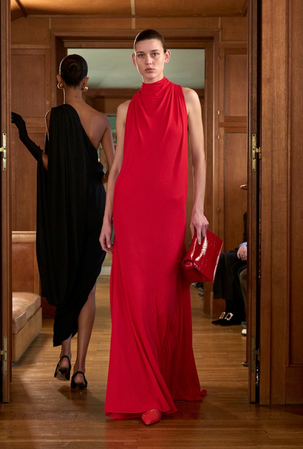 ما رأيك في تنسيق اللّون الأحمر الناري في إطلالات الربيع المقبلة؟! أبرز التنسيقات بالصور