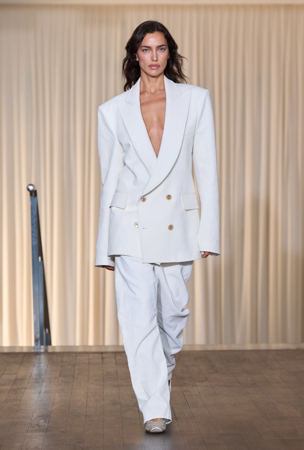 موضة البنطلون الأبيض الواسع يبعد عنك الستايل الكلاسيكي التقليدي