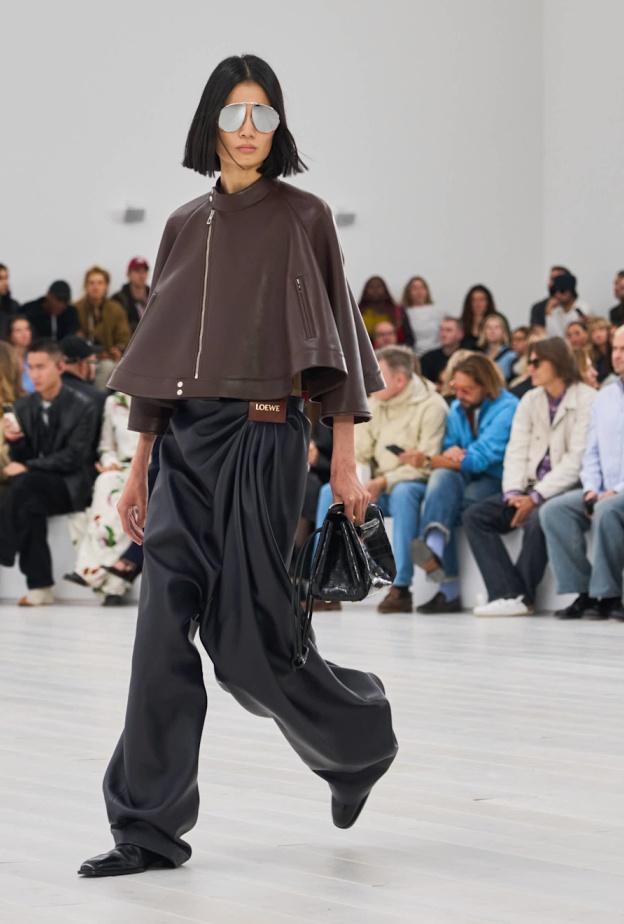 مؤشر Lyst لعام 2025: Loewe تتصدر القائمة وChloé وCOS تتقدمان في التصنيفات