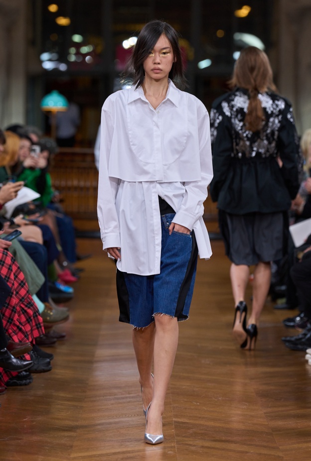 القميص الأبيض بقصة الأوفر سايز أبعد ما يكون عن الستايلات الكلاسيكية