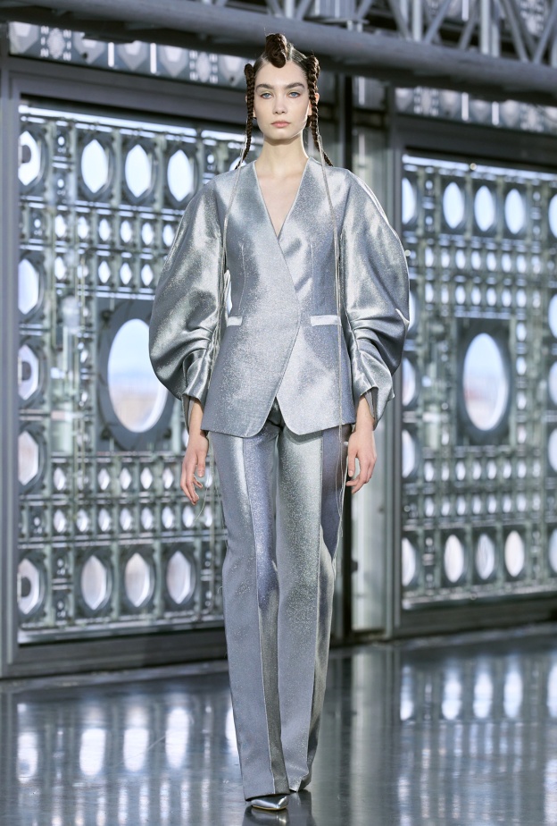 بناطيل فضية وصيحات تتصدّر التراند في الربيع