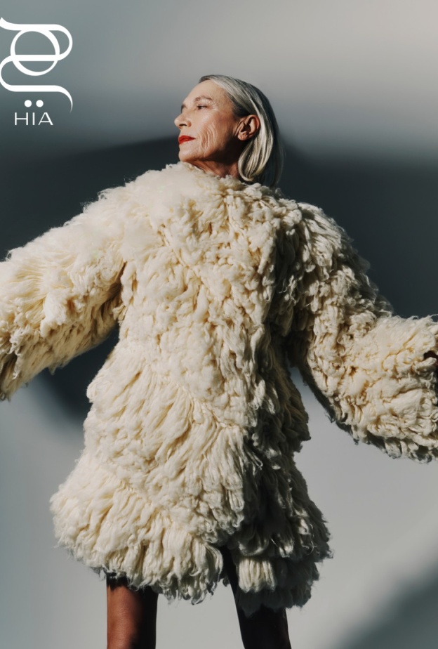 الإخراج الإبداعي وإدارة الأزياء: Jeff Aoun تصوير: Greg Adamski مساعدة الإضاءة: Mehdi Cazeneuve إنتاج: Roro Mroue مساعدة في الإنتاج: Marie Ferrier تنسيق الأزياء: Sergi Padial مساعدة تنسيق الأزياء: Valeria Tavera العارضة: Mino Sassy مكان التصوير: Hall ٩٩ Studio