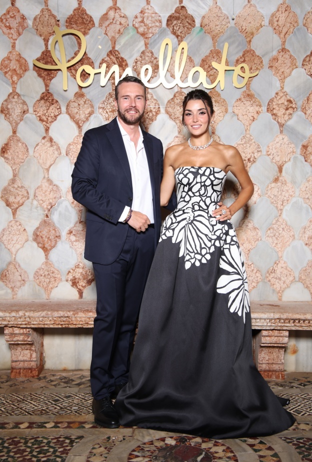 أعلنت دار بوميلاتو بكل فخر عن انضمام النجمة التركية المتألقة هاندا أرتشيل إلى عائلتها كسفيرة جديدة تمثّل الدار وتعكس قيمها. هذا التعاون يشكّل لقاءً مميزًا بين أحد أبرز الأسماء في عالم الفن والتمثيل، وبين دار مجوهرات إيطالية عُرفت منذ تأسيسها عام 1967 بابتكار تصاميم فريدة تنبض بالحياة والتميّز. تتميّز هاندا أرتشيل بتعدّد مواهبها، فهي فنانة بكل ما للكلمة من معنى، وممثلة تتقن التعبير عن المشاعر والأفكار بأسلوب عفوي يلامس القلوب. إن رؤيتها الفنية الخاصة، التي تنطلق من الحس الإبداعي والتفاعل مع الطبيعة والبشر، ت