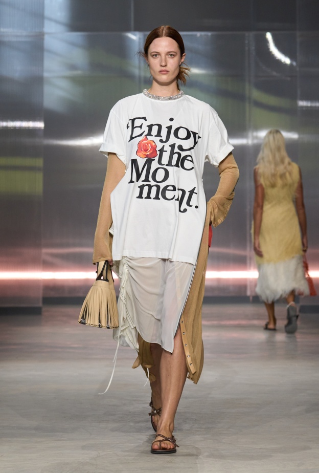 التيشرت الجرافيكي يعود للموضة كأداة للتعبير عن الأفكار والأسلوب