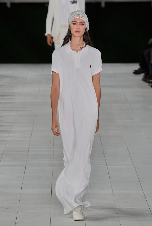 الفستان البولو من ملاعب التنس إلى منصات عروض الأزياء