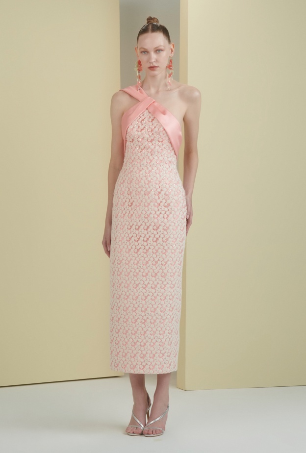 فساتين الدانتيل تسيطر على إطلالات صيف 2025