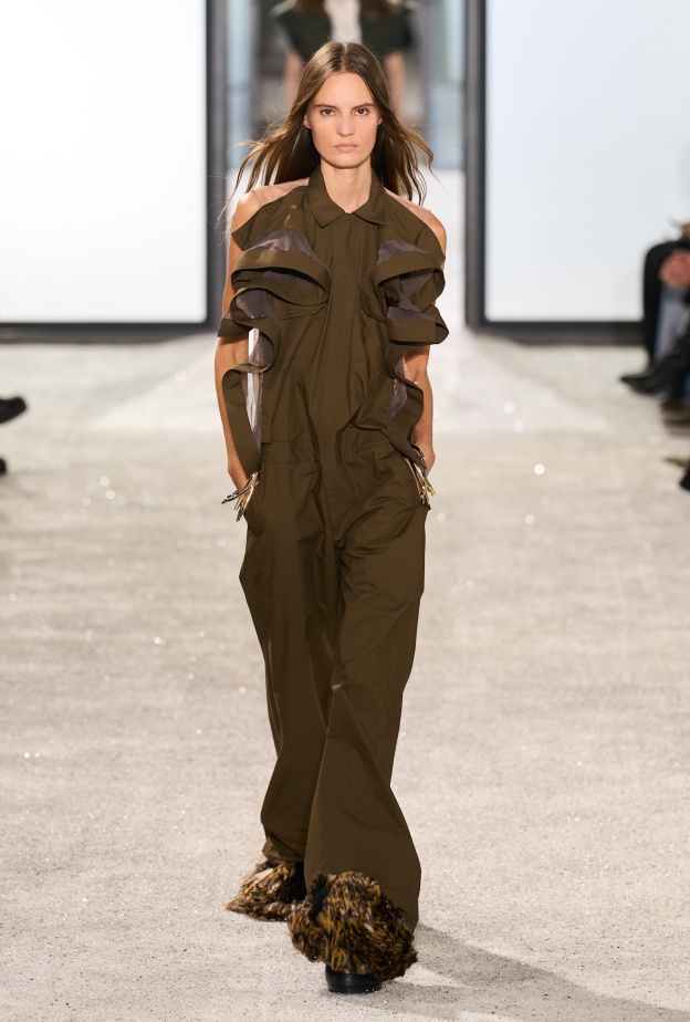 إطلالة من Sacai