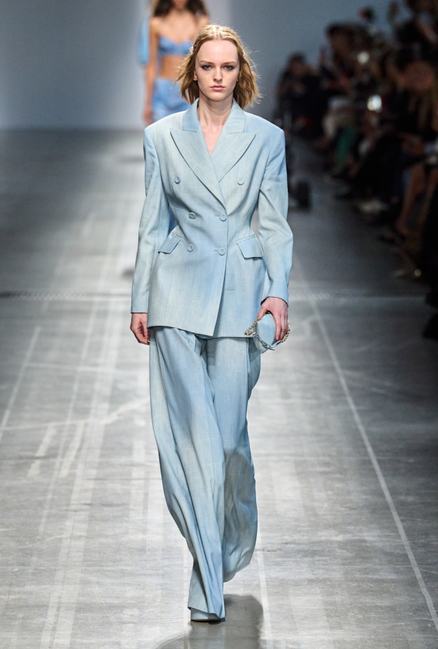 البدلات الزرقاء تتصدّر موضة الربيع