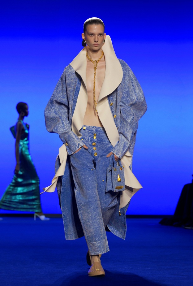 إطلالة من Schiaparelli