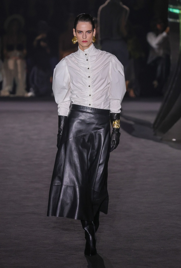 القميص الأبيض صيحة لا تزول بين الأناقة والكلاسيكية في اختياراتك