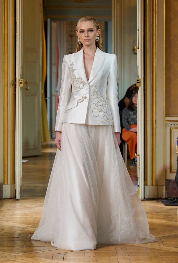 بلايزر أبيض مميزة وفخمة من Tracy 