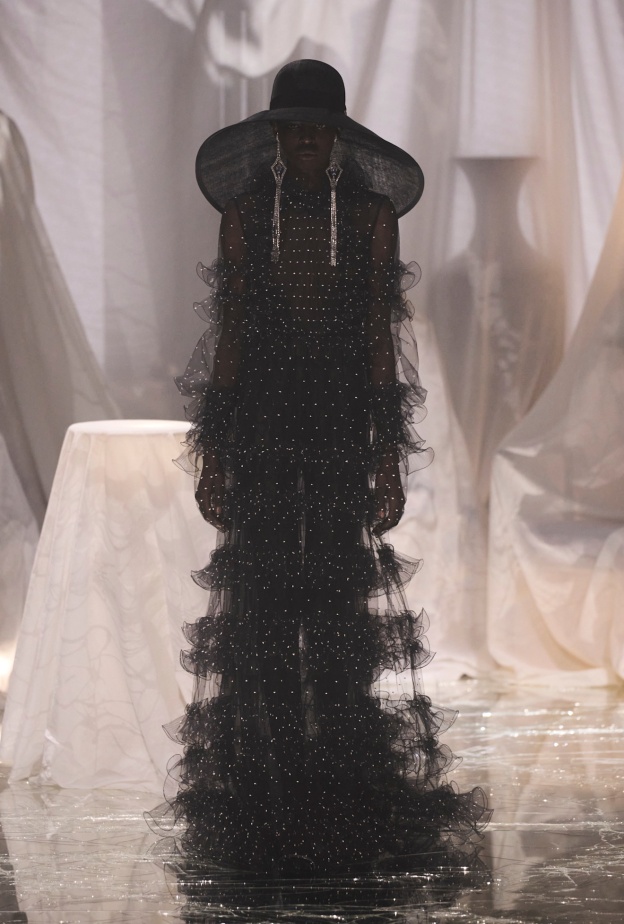 إطلالة من Valentino