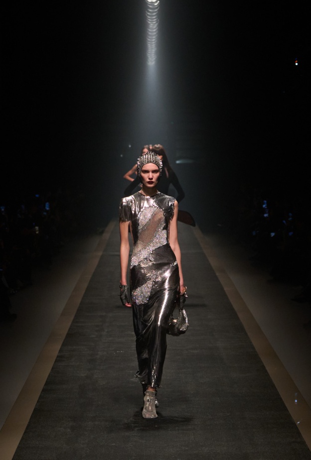 مجموعة Prada تستحوذ على Versace مقابل 1.25 مليار يورو