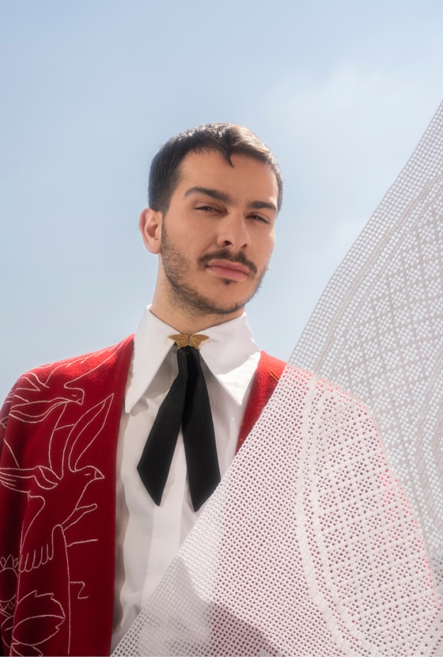 صُنع بأيدي نساء حرفيات... سليم عزّام يمكّن المرأة بتصاميم تنبض إبداعاً