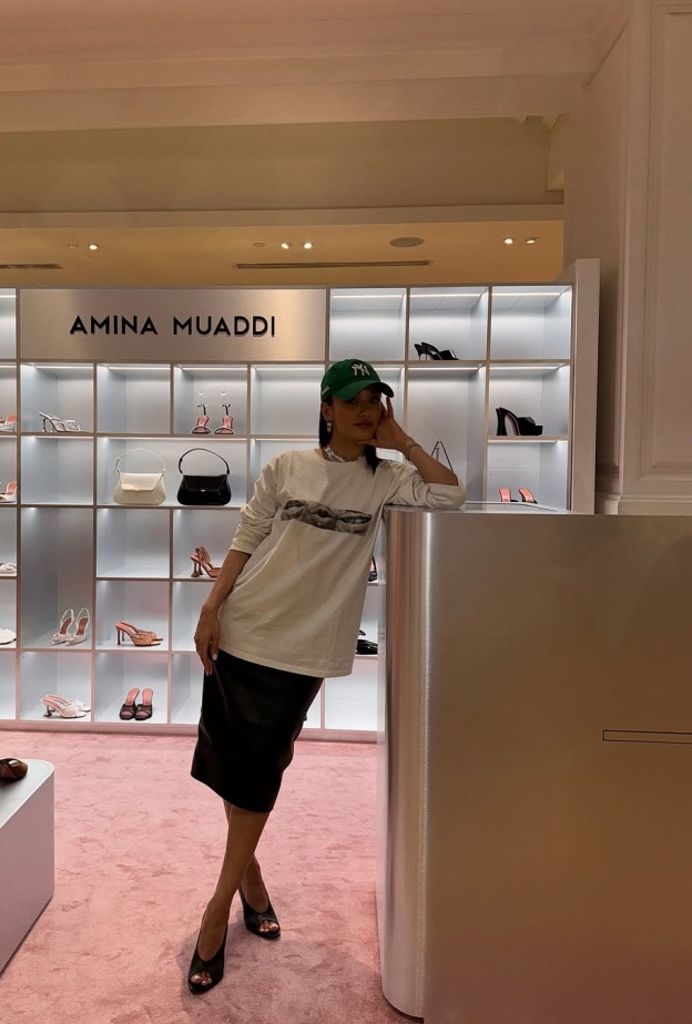 Amina Muaddi وأول متجر رسمي لها في باريس.. متعة في التسوق وركن من الإبداع