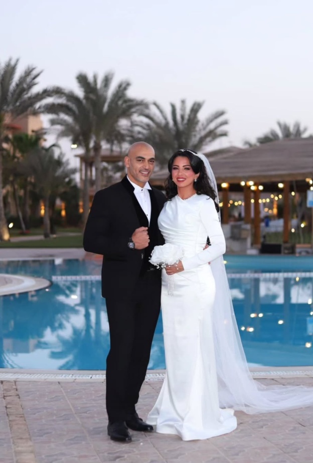 أحمد عبد اللإه مع عروسته في حفل زفافه