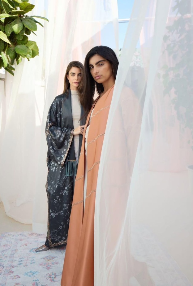 فن اختيار وتنسيق العباءة مع منسقة أزياء "هي" الخاصة