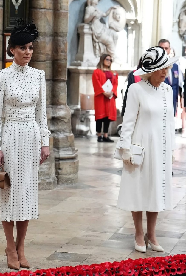 كاميلا وكيت ارتدتا الأبيض