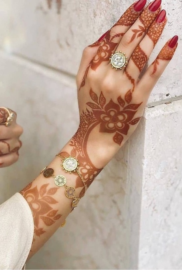 نقشة حناء العروس على شكل ورود كبيرة