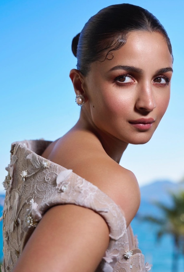 اطلالة Alia Bhatt برسمات المكياج المشرق والملفت- الصورة من حسابها على انستغرام