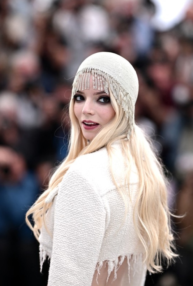 اطلالة Anya Taylor-Joy بأكسسوارات القبعة الدائرية الكريستالية