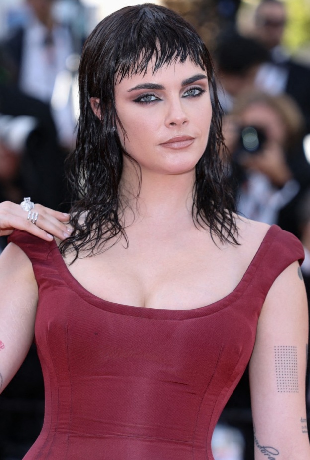 اطلالة Cara Delevingne بتسريحات مبللة كع الغرة الامامية