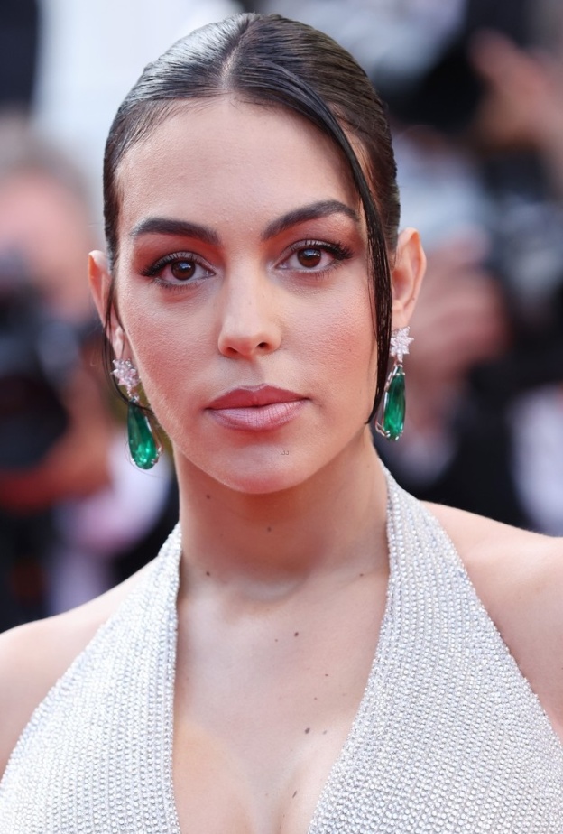اطلالة Georgina Rodríguez بمكياج مشمشي عام 2022