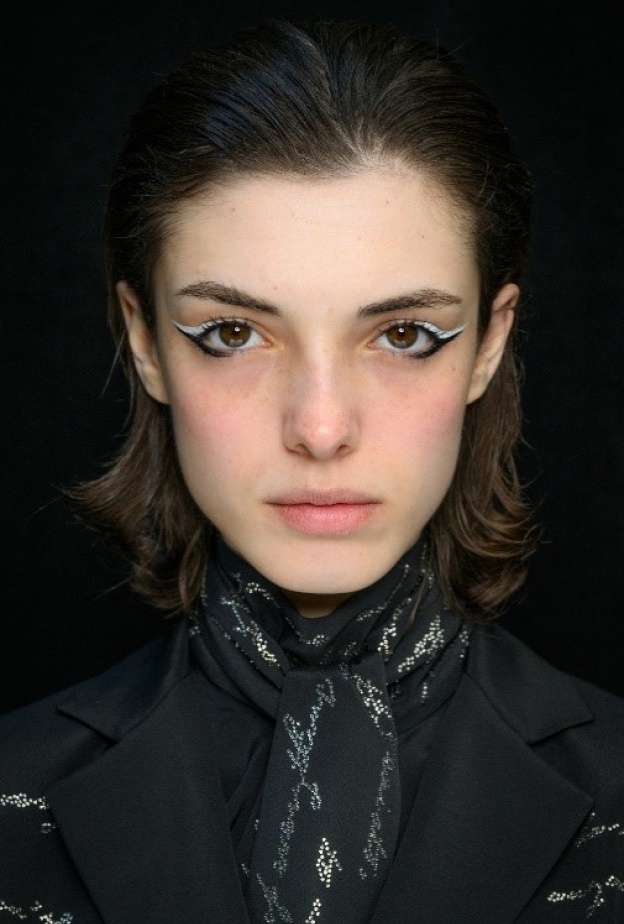 خطوط الايلاينر البيضاء على الجفون العليا للعينين