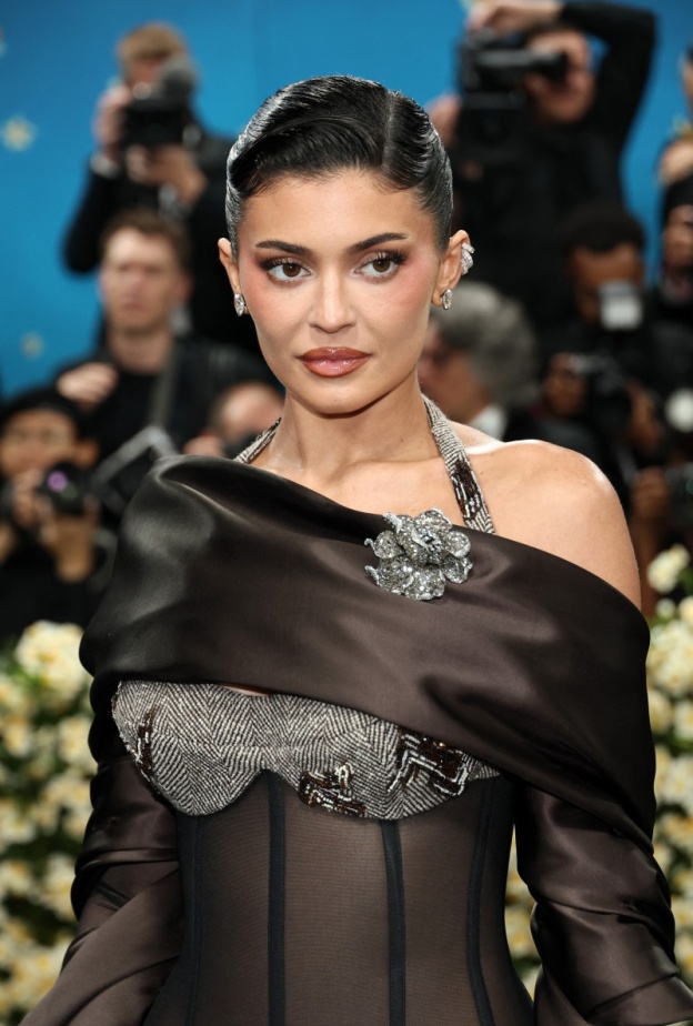 اطلالة Kylie Jenner بتسريحات الشعر المبلل مع الكعكة المنخفضة