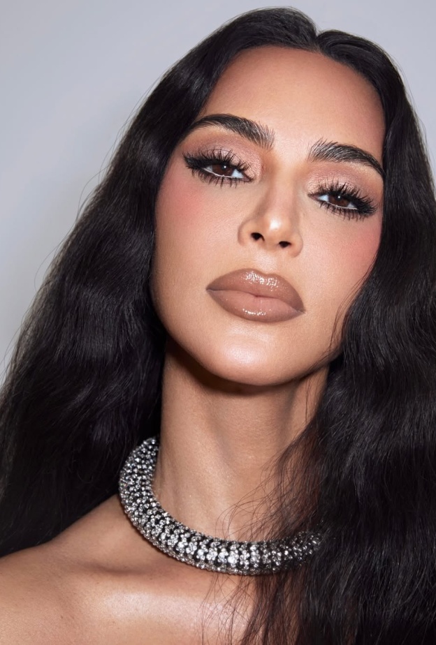 ألوان البلاشر الوردي مع التموجات اللماعة من وحي النجمة Kim Kardashian- الصورة من حسابها على انستغرام